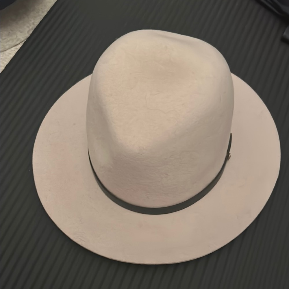 Rag and bone beige hat with black trim detail
Never worn  Hat